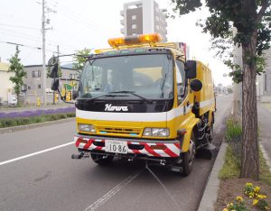 道路清掃車通過・・・花と緑のまち砺波市