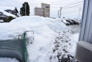 砺波市も久々の降雪「この雪山をかき分けて・・・・！！」