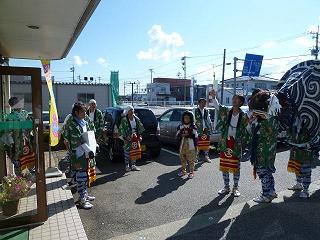 今日は獅子舞でした！！「太郎丸獅子方若連中」賑やかな振舞！！